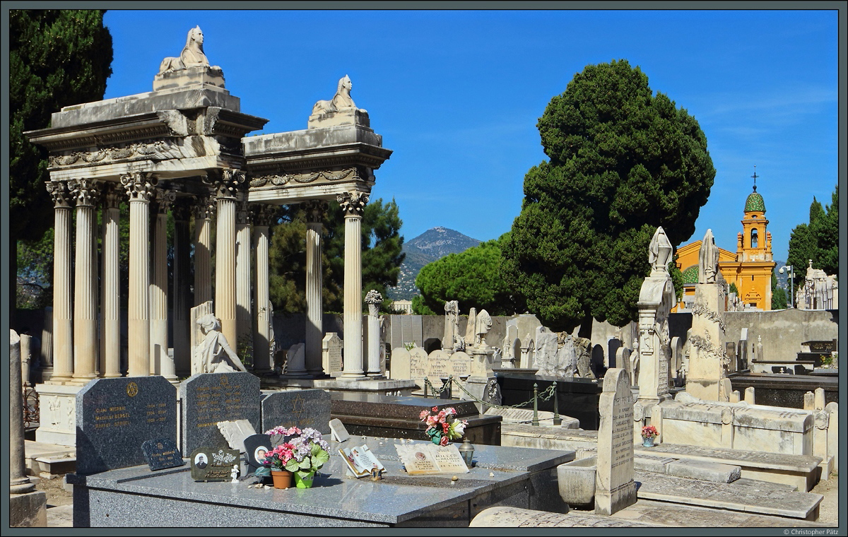Aufgrund der kunstvollen Grabmale ist der jdische Friedhof von Nizza sehr sehenswert. Direkt nebenan befindet Cimetire du Chteau mit der rechts zu sehenden Friedhofskapelle. (Nizza, 26.09.2018)