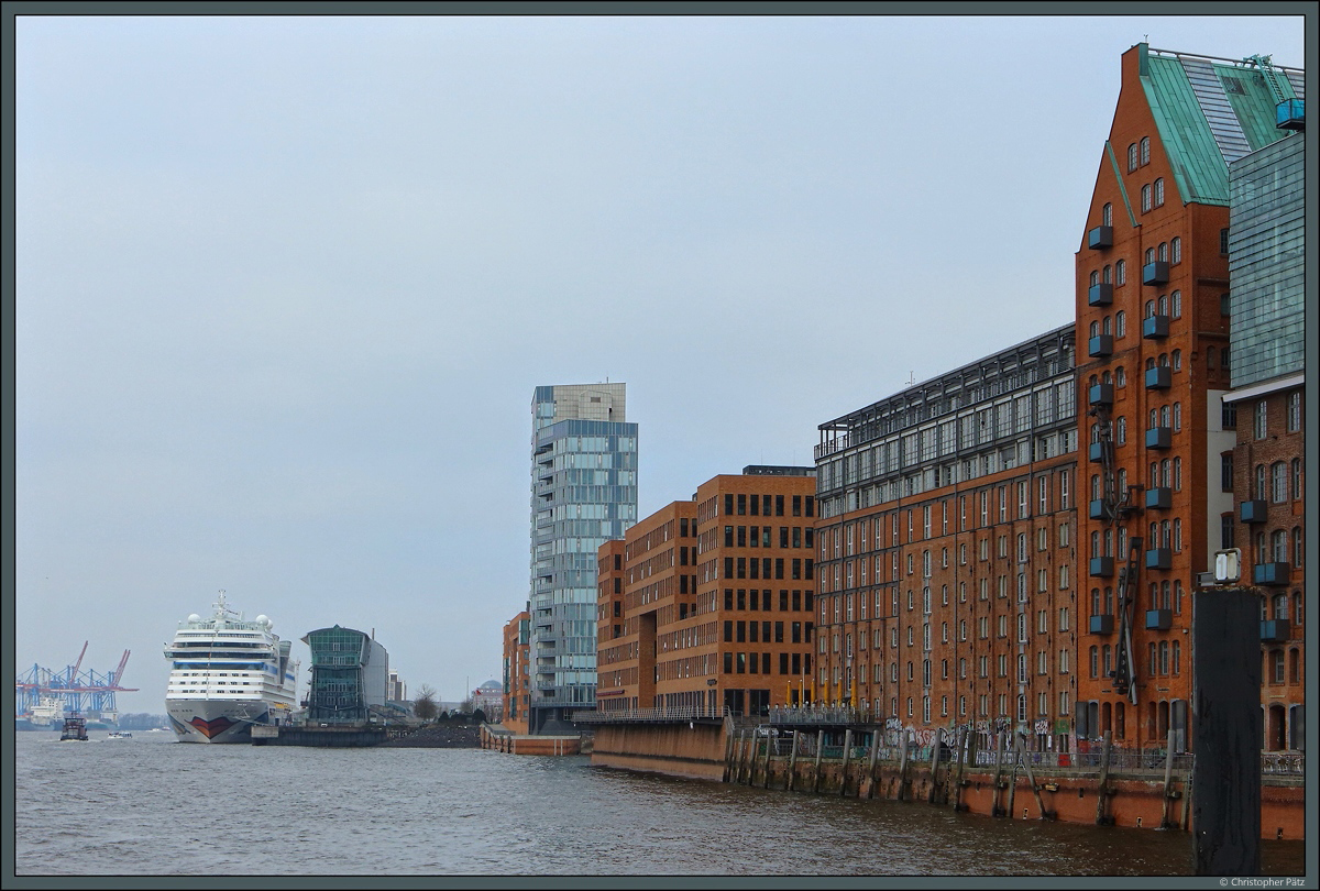 Aufgrund der Lage direkt an der Elbe wurden zahlreiche Speichergebude in Hamburg zu Wohngebuden umgebaut, so auch der Elbspeicher, der sich unweit des im Hintergrund sichbaren Kreuzfahrtterminals befindet. In der Mitte ist der 2011 errchtete Kristall-Tower Holzhafen zu sehen. (Hamburg, 11.04.2018)