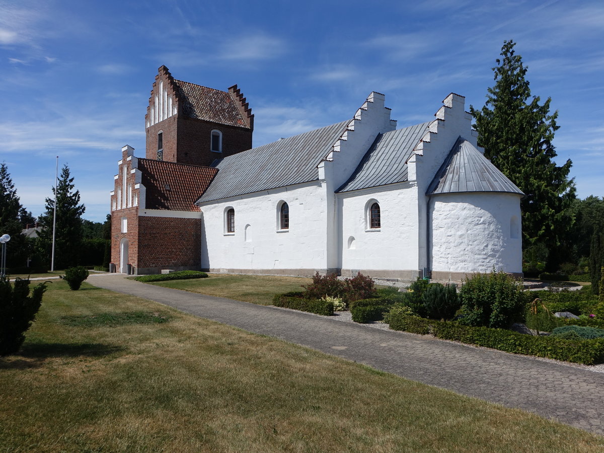 Auning, Ev. Kirche, erbaut aus Granitquadern und Feldsteinen, Langhaus erweitert 1616, Grabkapelle von 1700 (07.06.2018)