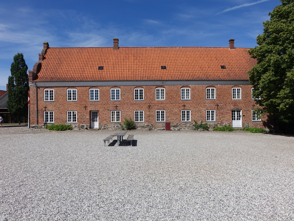 Auning, Wirtschaftshof mit dnischen Landwirtschaftsmuseum im Schloss Gammel Estrup (07.06.2018)