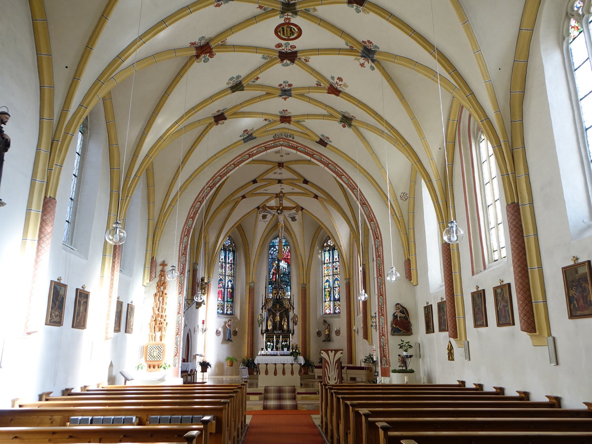 Aunkirchen, Innenraum der Hl. Kreuzauffindungskirche, eingezogenen Chor und Netzrippengewlbe mit gekehlten Rippen (20.11.2016)