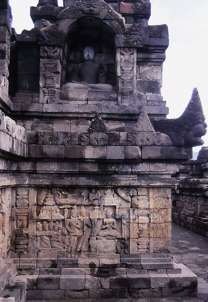 Ausschnitt aus einem Wandrelief in der buddhistischen Tempelanlage Borobudur (auch Borobodur) auf Java.  Aufnahme: Mrz 1989 (Bild vom Dia).