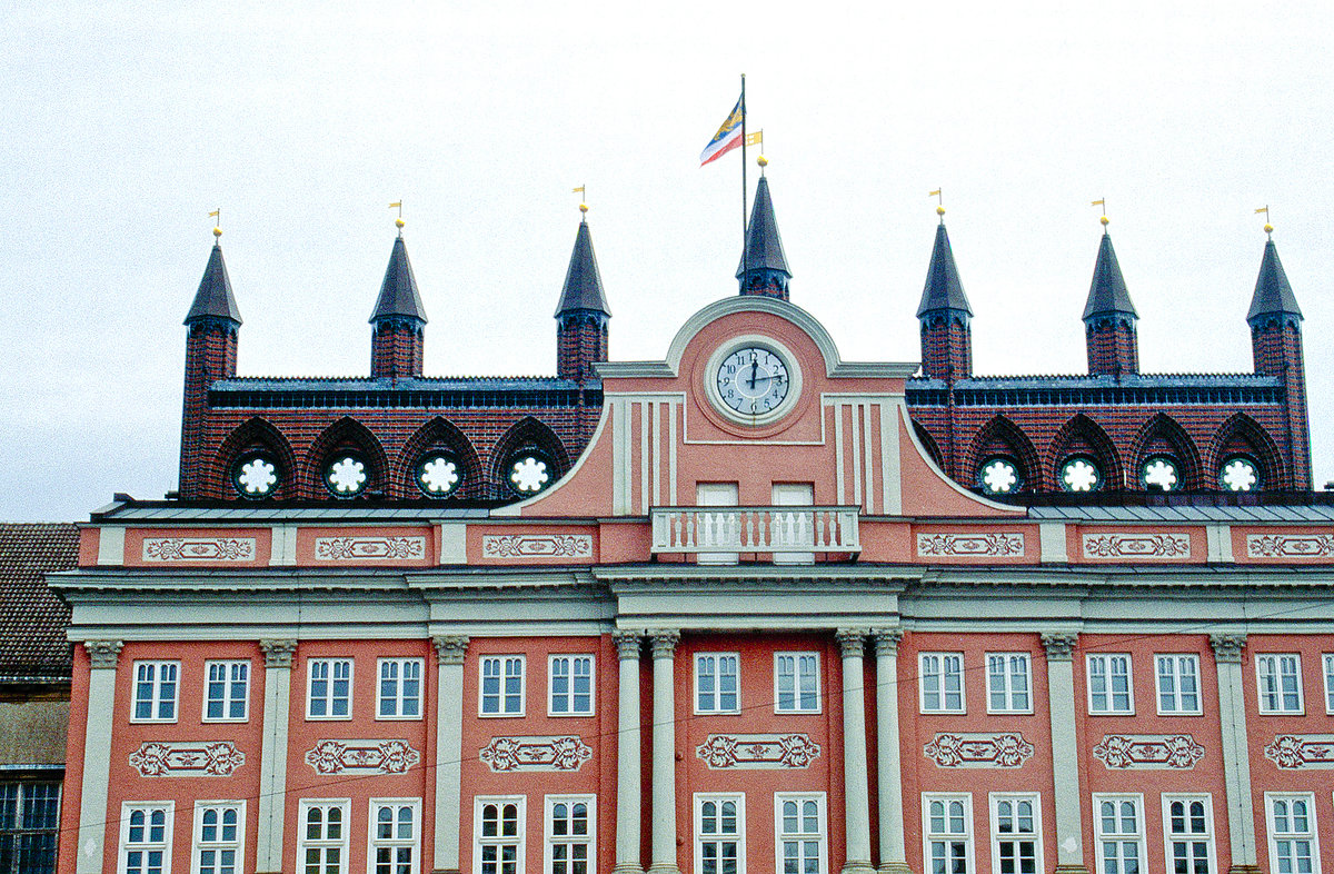 Ausschnitt des Rostocker Rathaus. Bild vom Dia. Aufnahme: August 2001.