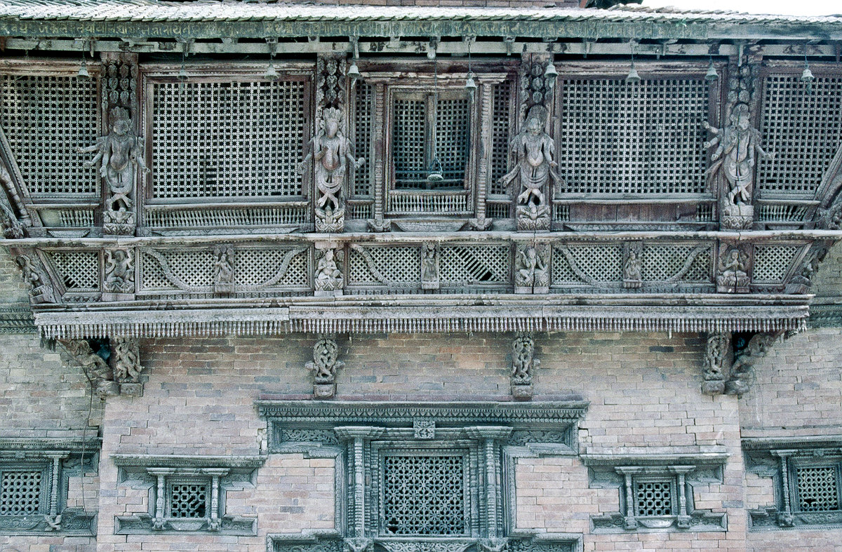 Ausschnitt eines traditionellen Hauses in Kathmandu. Bild vom Dia. Aufnahme: September 1988.