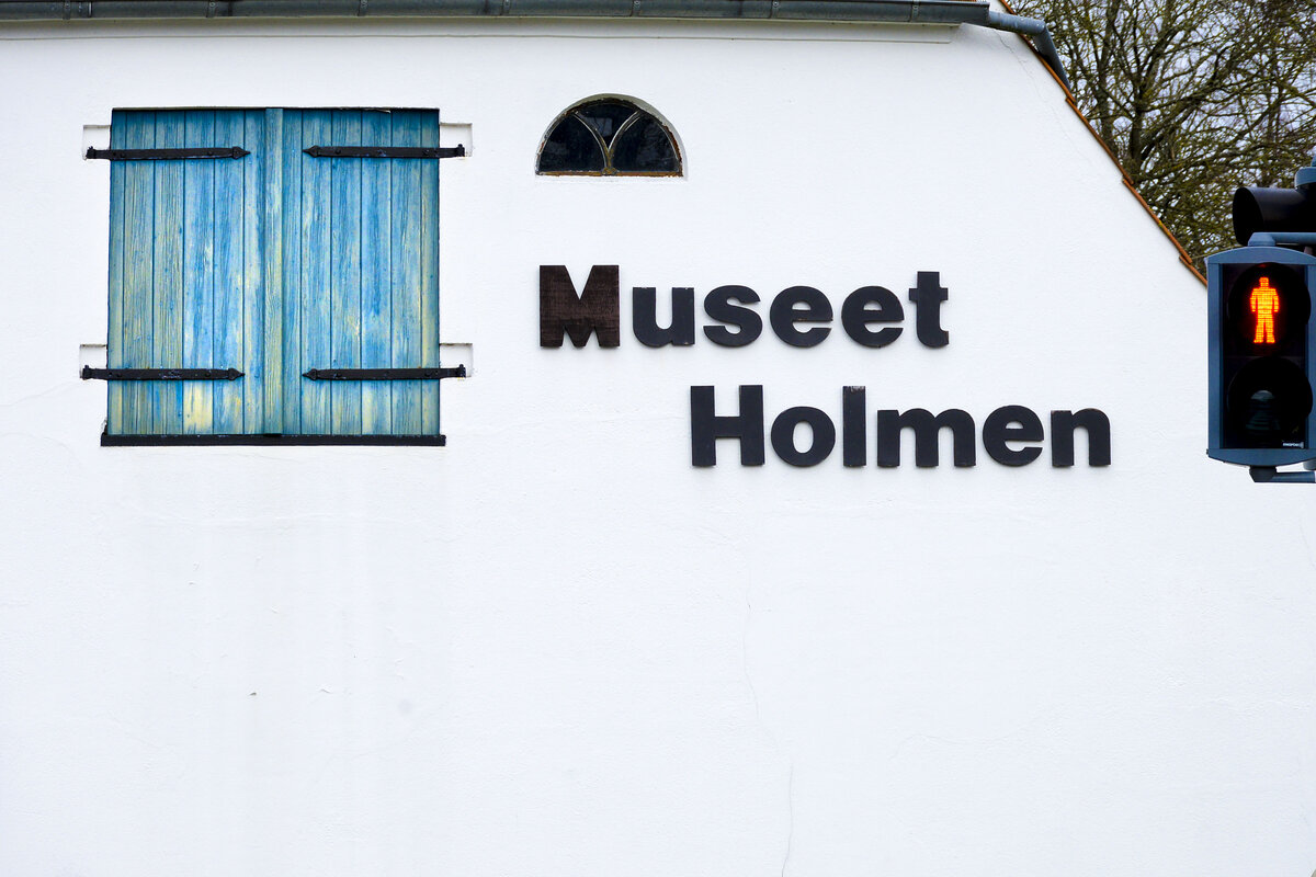 Ausschnitt der Fassade des Kunstmuseums Holmen in der nordschleswigschen Kleinstadt Lgumkloster (dnisch Lgumkloster). Aufhahme: 18. Mrz 2024.