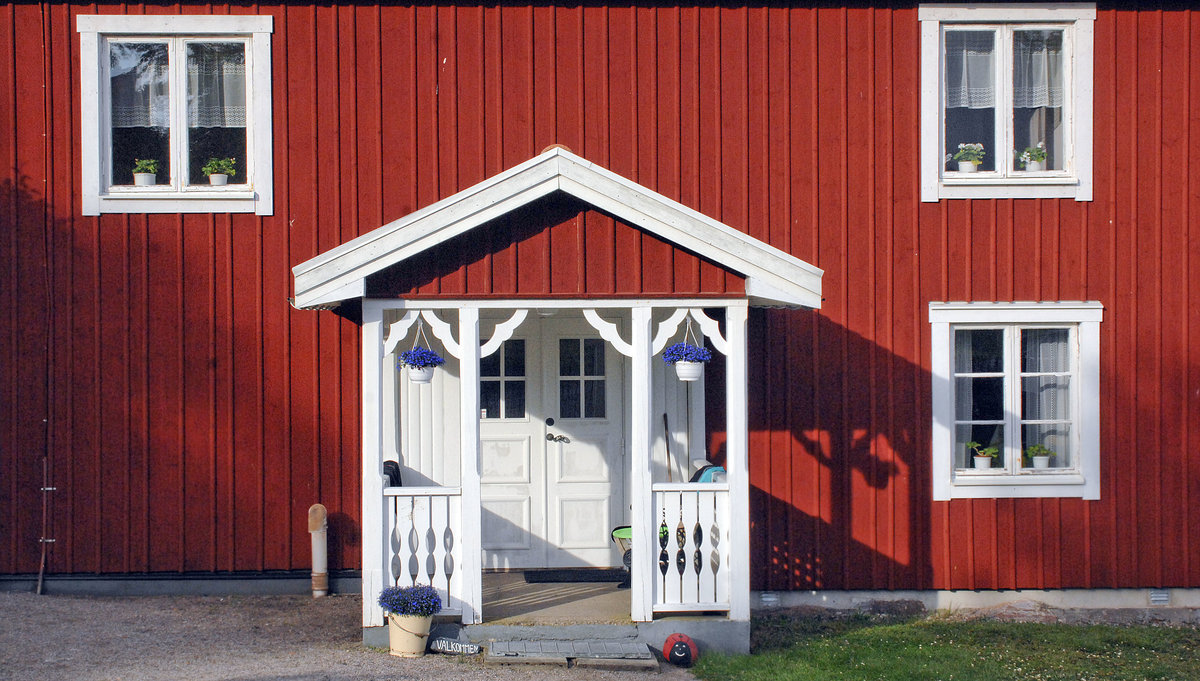 Ausschnitt einer Hausfassade im Dorf  Sevedstorp, Vorbild fr Bullerb - Wir Kinder aus Bullerb ist eine Kinderbuchreihe der schwedischen Autorin Astrid Lindgren, die das idyllische Leben auf dem Land aus der Sicht eines siebenjhrigen Mdchens schildert.
Aufnahme: 21. Juli 2017.
