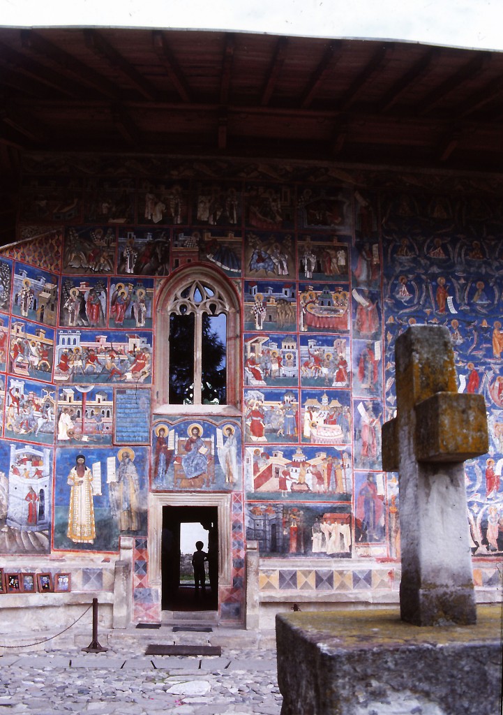 Ausschnitt der Klosterkirche Moldovița im Kreis Suceava in Rumnien. Die Innen- und Auenwnde der Kirche wurden 1537 mit Wandmalereien versehen. Bedeutend ist unter anderem eine Darstellung der Belagerung Konstantinopels an der Sdfassade. Aufnahme: Juli 1990 (Bild vom Dia).