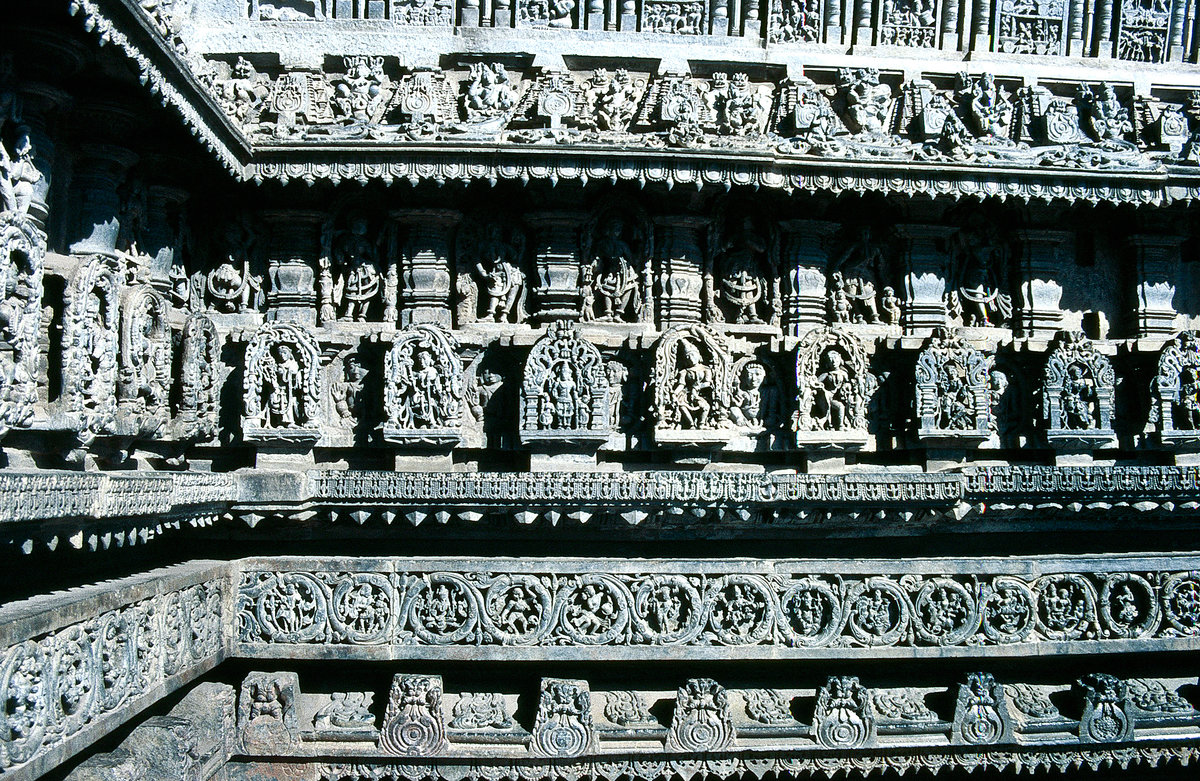 Aussenwand des Kedareshwara-Tempels in Halebid. Bild vom Dia. Aufnahme: November 1988.
