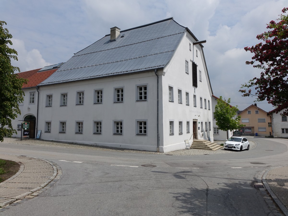 Auernzell, Gasthof zum Wurzinger, stattlicher zweigeschossiger Halbwalmdachbau in Ecklage, erbaut 1818 (25.05.2015)
