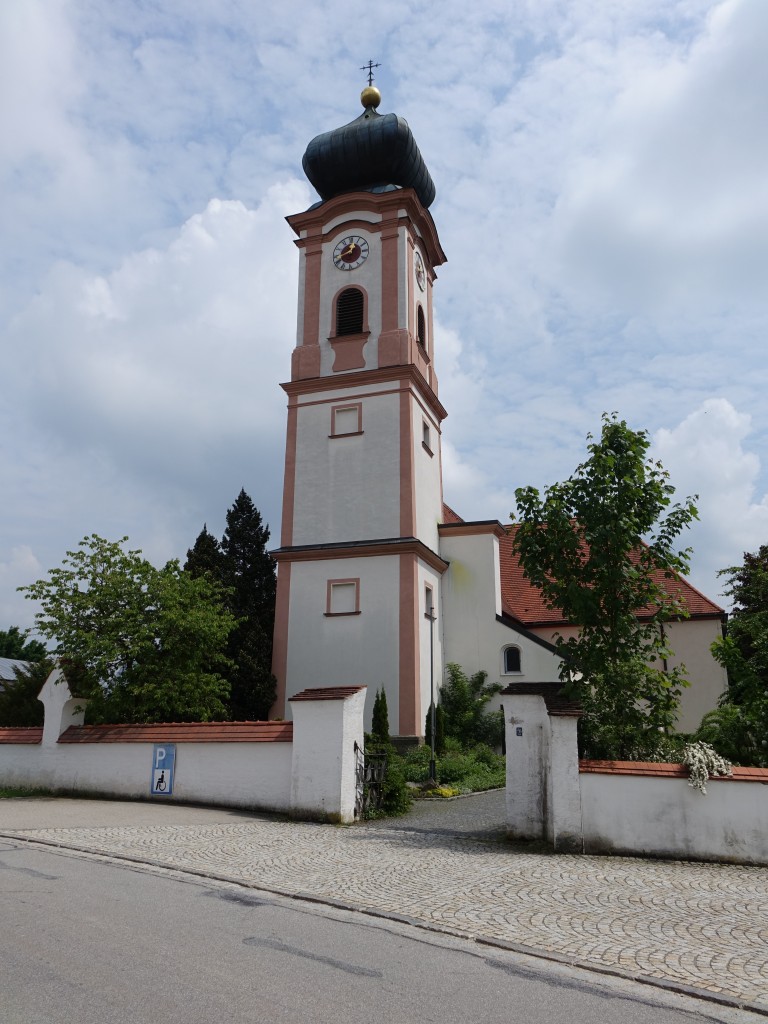 Auernzell, Pfarrkirche Maria Himmelfahrt, gotisches Langhaus mit breiten Querarmen und Zwiebel-Westturm, 14./15. Jahrhundert, Turm bezeichnet 1762 (25.05.2015)
