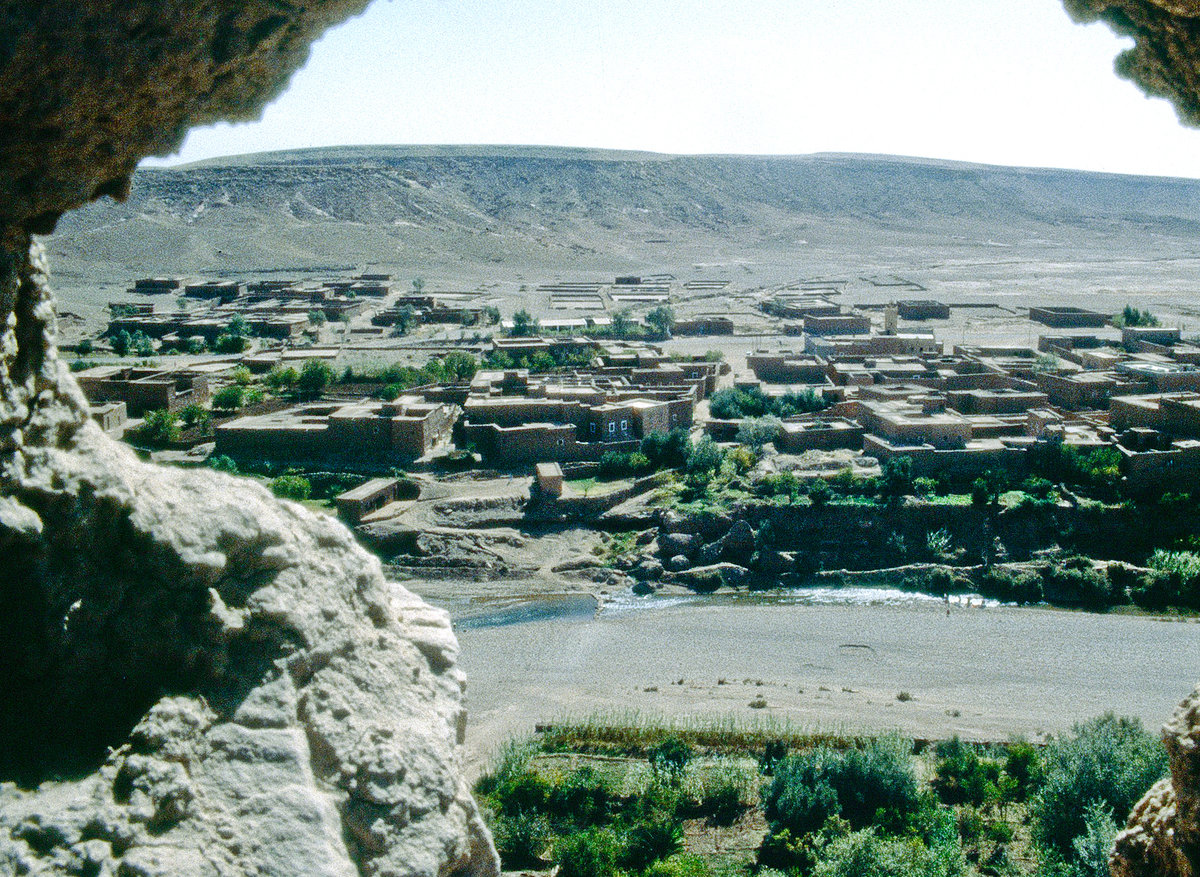 Aussicht von At-Ben-Haddou. Bild vom Dia. Aufnahme: November 1996.
