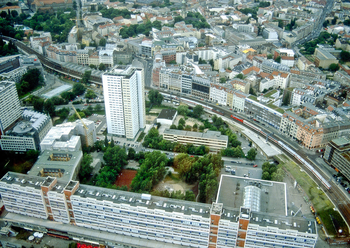 Aussicht vom Berliner Fernsehturm. Richtung: Nord. Bild vom Dia. Aufnahme: Juni 2001.