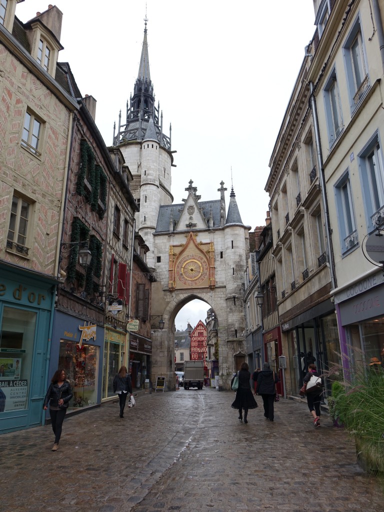 Auxerre, Tour Gaillard, erbaut im 15. Jahrhundert mit Uhr aus dem 17. Jahrhundert (28.10.2015)