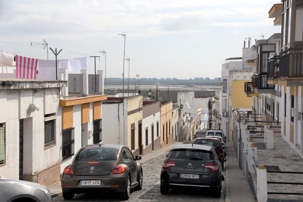 AYAMONTE (Provincia de Huelva), 12.02.2020, Blick durch die Calle Buenavista auf den Rio Guadiana; nicht sehr deutlich im Hintergrund die Skyline der portugiesischen Stadt Vila Real de Santo Antnio