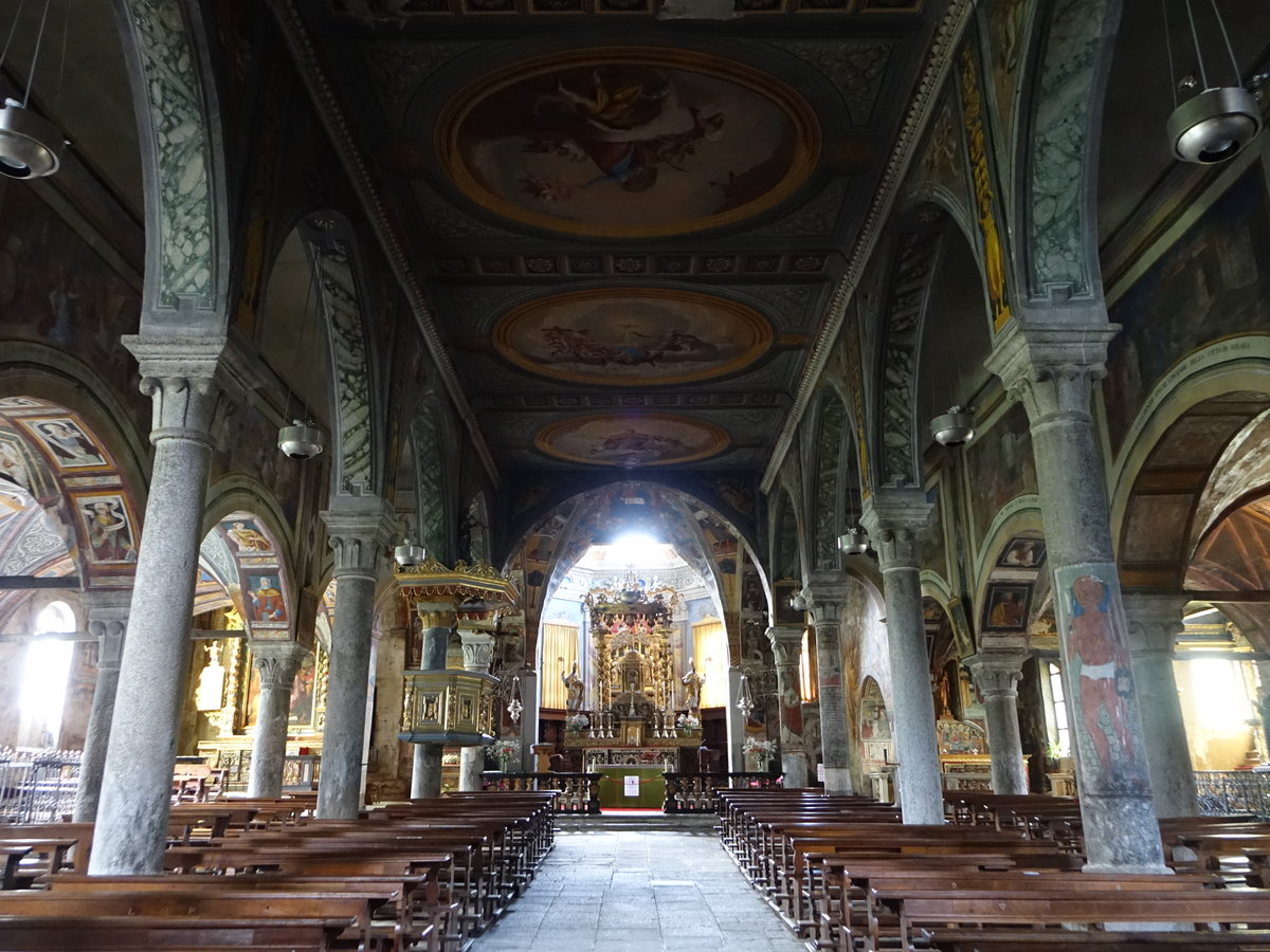 Baceno, Innenraum der Pfarrkirche San Gaudenzio, erbaut im 14. Jahrhundert, Fresken von Antonio Zanetti (06.10.2019)