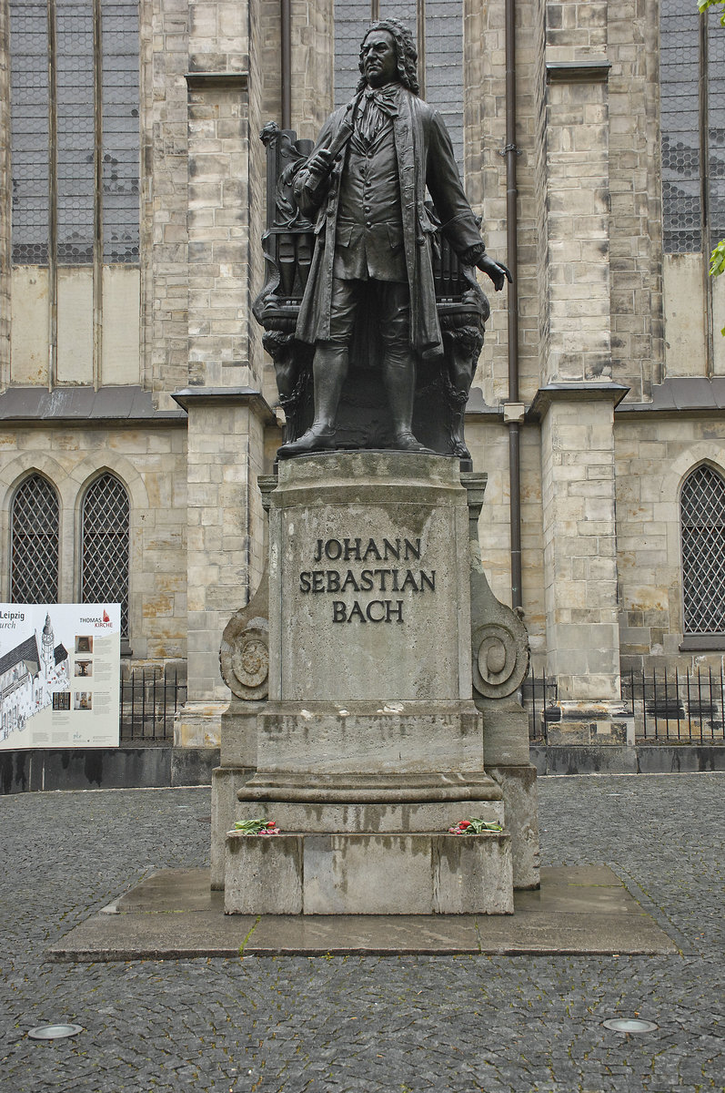 Bach-Denkmal vor der Thomaskirche in Leipzig. Die Kirche ist als Wirkungssttte Johann Sebastian Bachs und des Thomanerchores weltweit bekannt. Aufnahme: 30. April 2017.