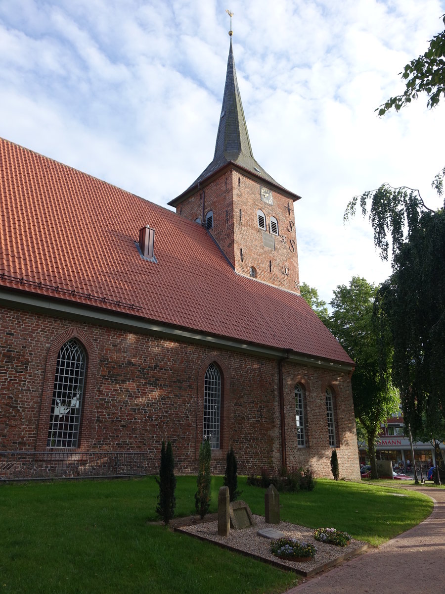Bad Bramstedt, Maria Magdalena Kirche, Hallenkirche aus rotem Backstein, erbaut im 14. Jahrhundert (10.06.2016)