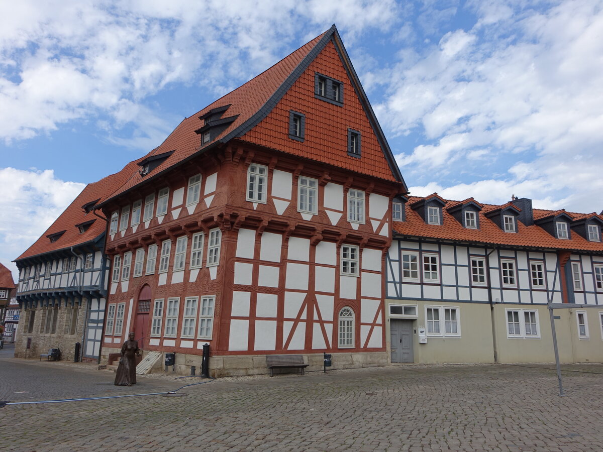 Bad Gandersheim, Fachwerkhaus am Markt, dreigeschossiger Fachwerkbau mit reicher Verzierung, erbaut 1552 (29.09.2023)