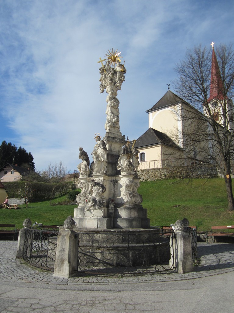 Bad Gropertholz, Dreifaltigkeitssule von 1715 und Pfarrkirche St. Bartholomus 
Bezirk Gmund (18.04.2014)