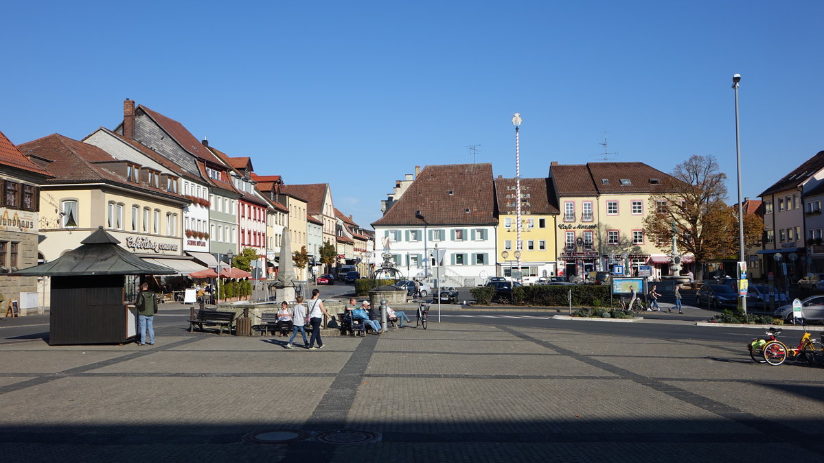 Bad Knigshofen, Huser und Brunnen am Marktplatz (15.10.2018)