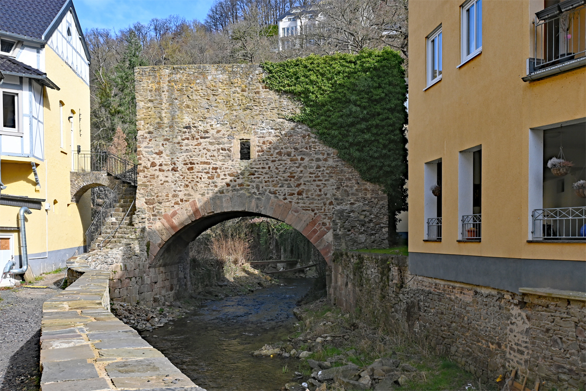 Bad Mnstereifel - An der Schopforte ber die Erft, Teil der gut erhaltenen Stadtmauer - 09.03.2024