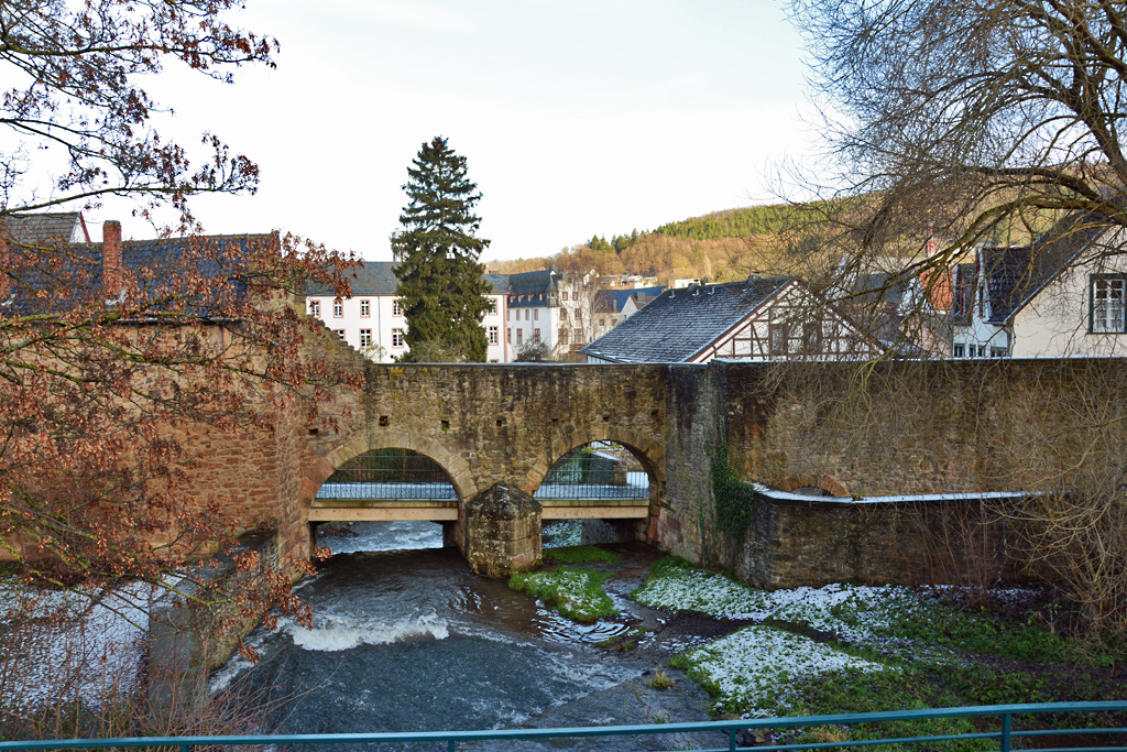 Bad Mnstereifel, Teil der Stadtmauer mit Erftbrcke - 04.01.2015
