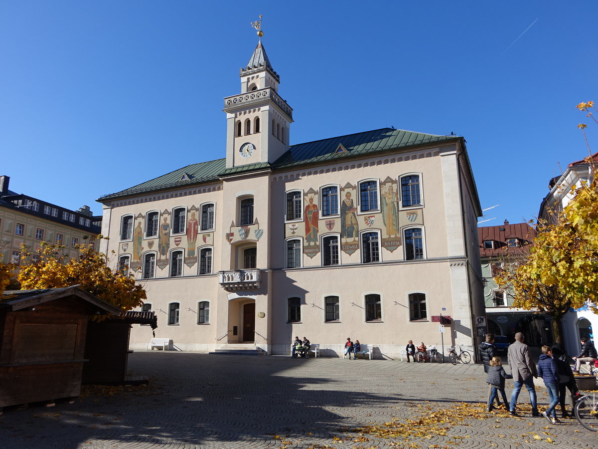 Bad Reichenhall, Rathaus, erbaut 1849 am Rathausplatz (10.11.2018)