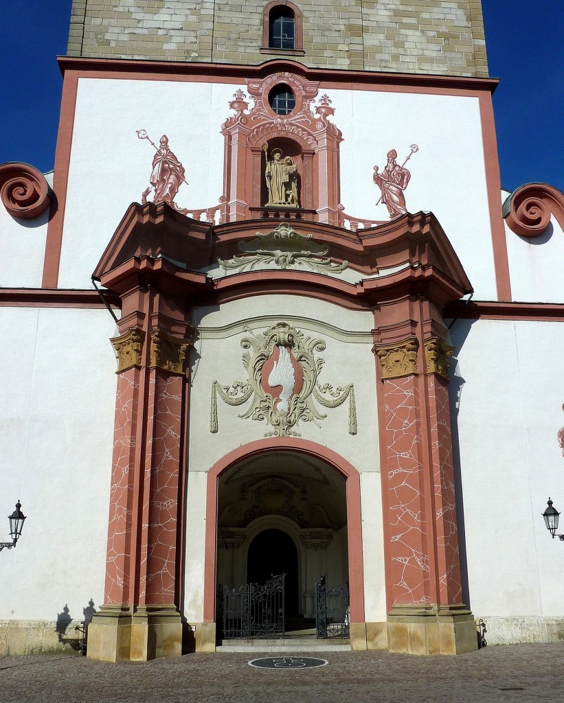 Bad Sckingen, das barocke Eingangsportal am Mnster St.Fridolin, Mai 2011