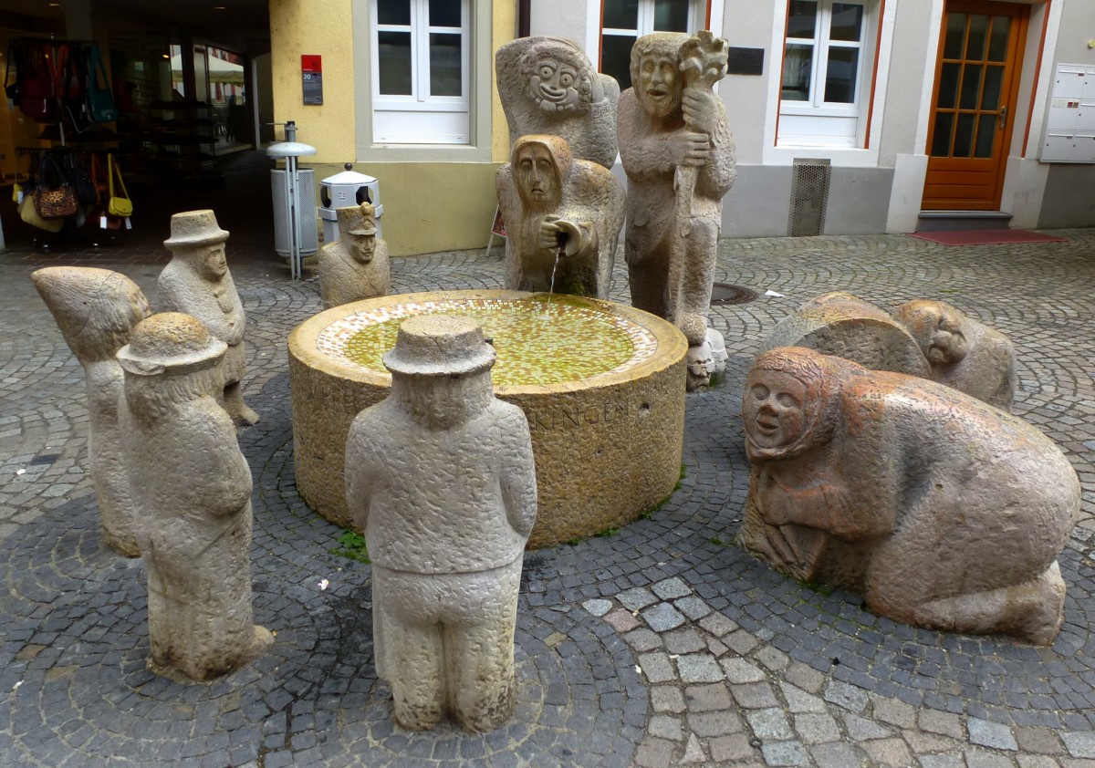 Bad Sckingen, der Narrenbrunnen vom Knstler L.Eder von 1973-74 zeigt Figuren der Sckinger Fastnacht, Juni 2013