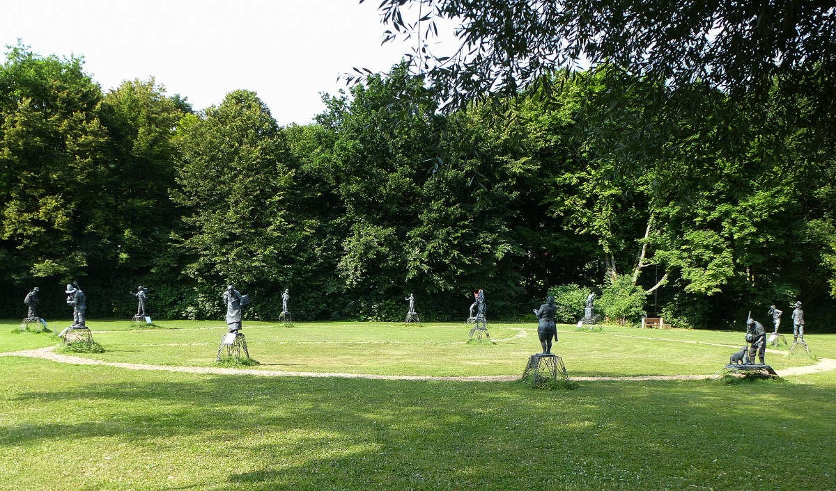 Bad Zurzach, Bronzefiguren  Mingeri Lt , im Kurpark, vom Schweizer Knstler Rthlisberger, Juli 2013