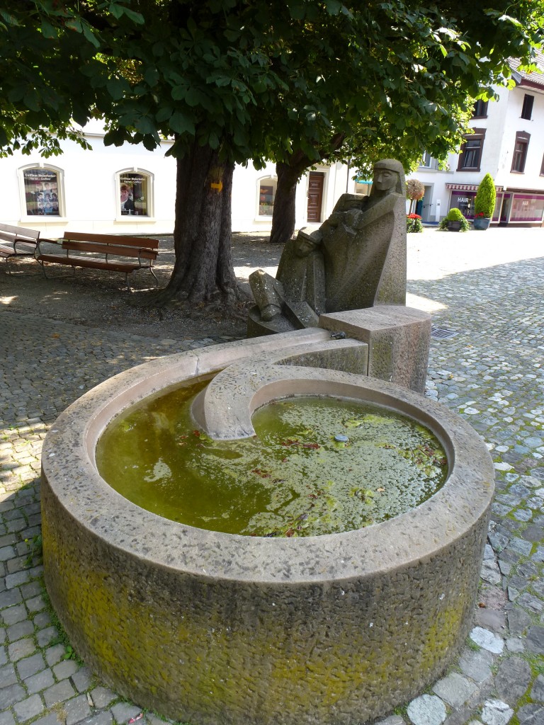 Bad Zurzach, vor dem Mnster steht der Verena-Brunnen, aufgestellt 1983, Juli 2013