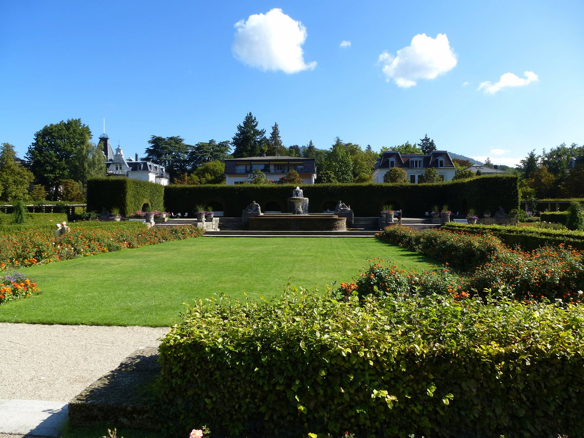 Baden-Baden, die Gnneranlage mit Sophienbrunnen, ein Rosengarten an der Lichtentaler Allee, Sept.2015