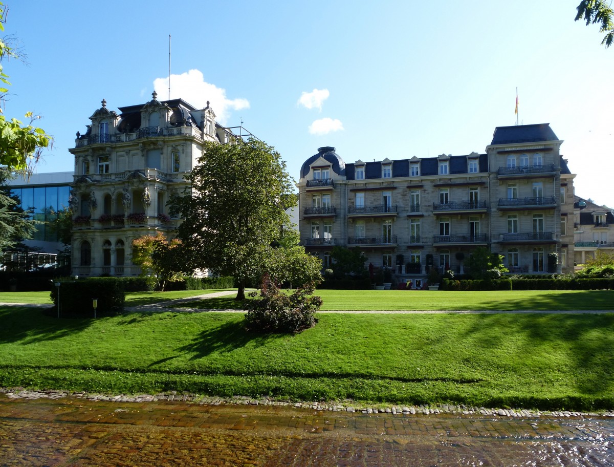Baden-Baden, groe Villen und Prachtbauten stehen entlang der Oos, Sept.2015