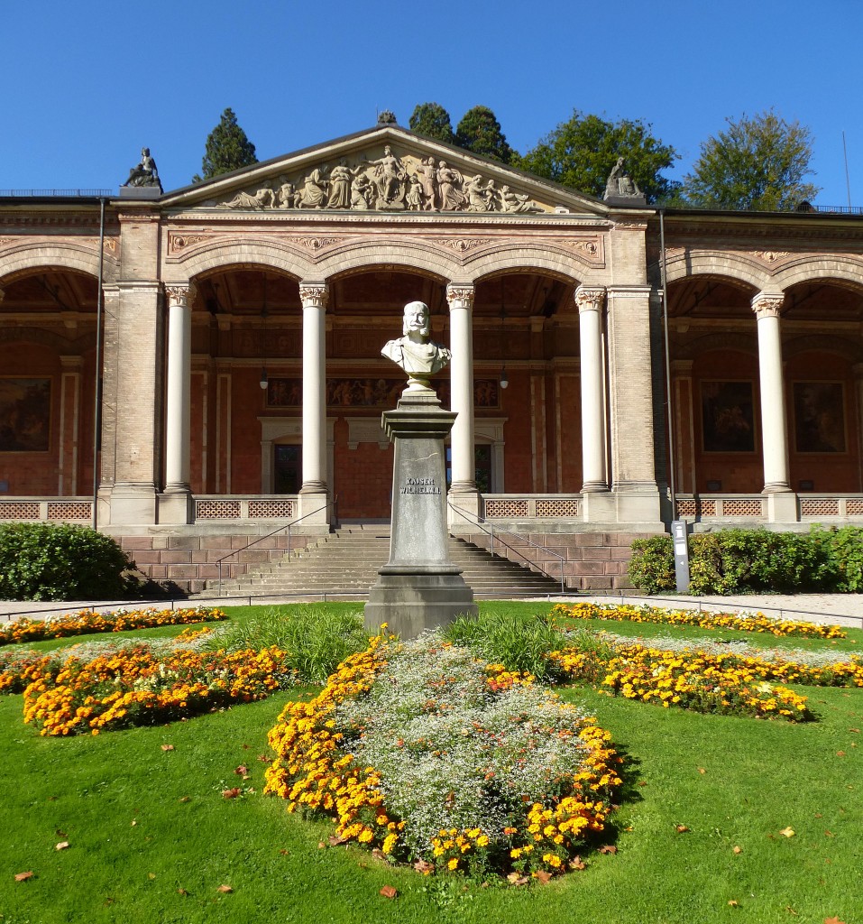 Baden-Baden, Haupteingang zur Trinkhalle mit dem Kaiser Wilhelm II. Denkmal, Sept.2015