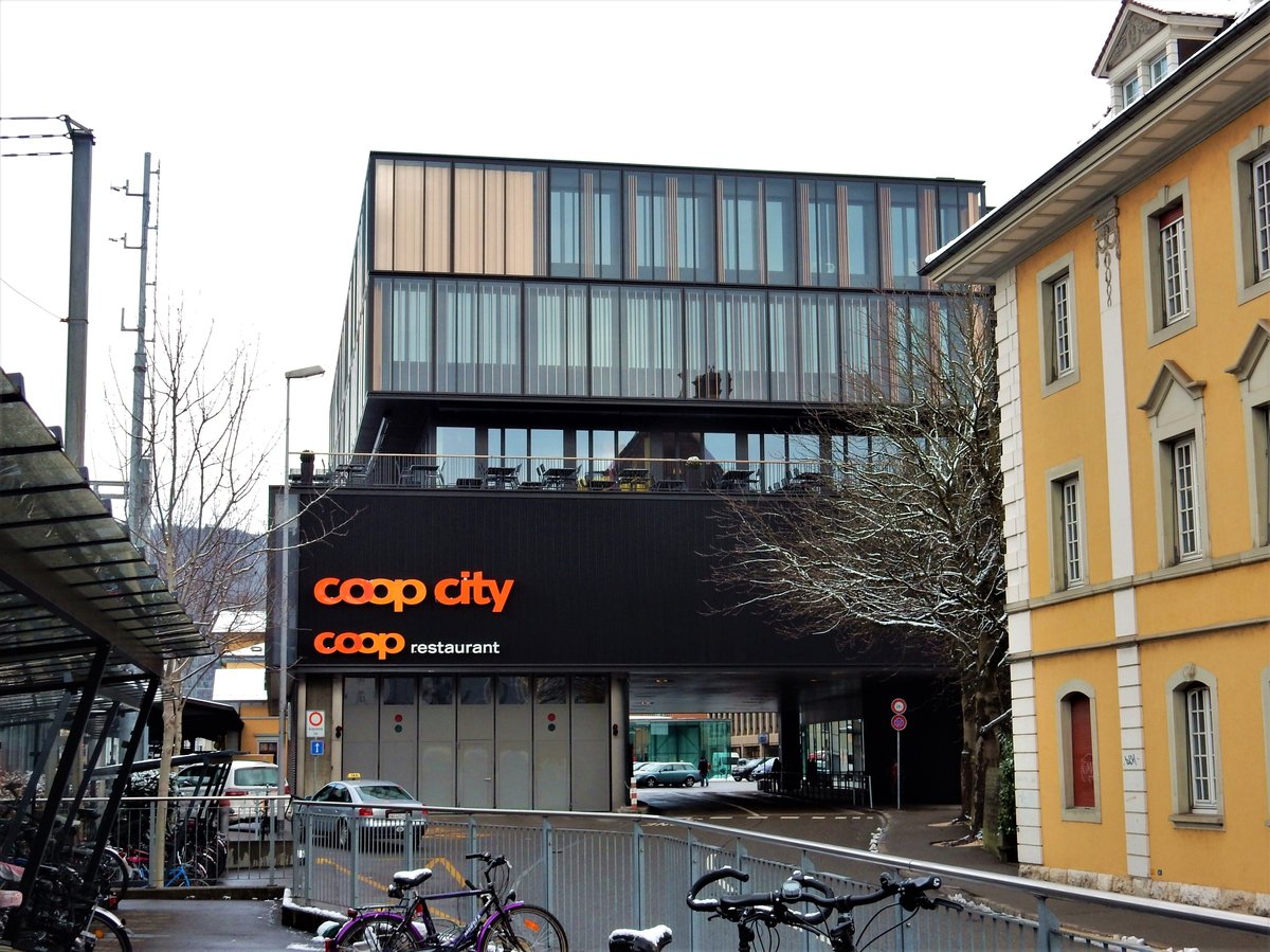 Baden, Warenhaus Coop City, nach der grndlichen Renovierung 2013. Von der Bahnhofstrasse aus fotografiert am 03.02.2015