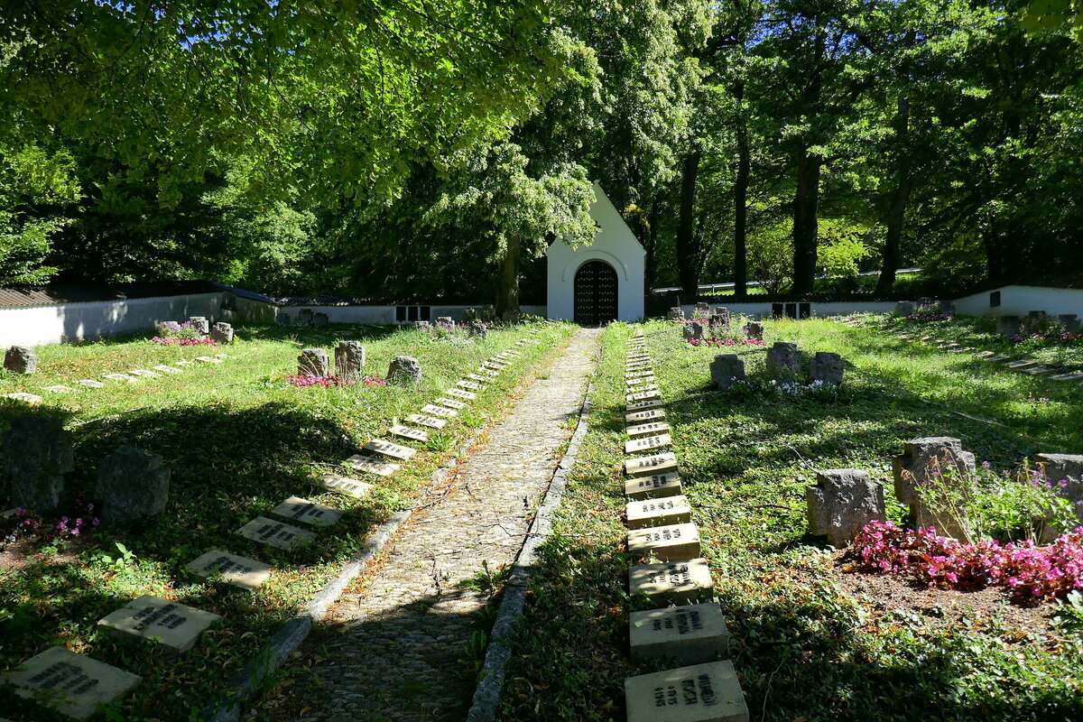Badenweiler, der Ehrenfriedhof fr die Gefallenen der beiden Weltkriege, erbaut von der Kriegsgrberfrsorge in den Jahren 1950-51, Aug.2023
