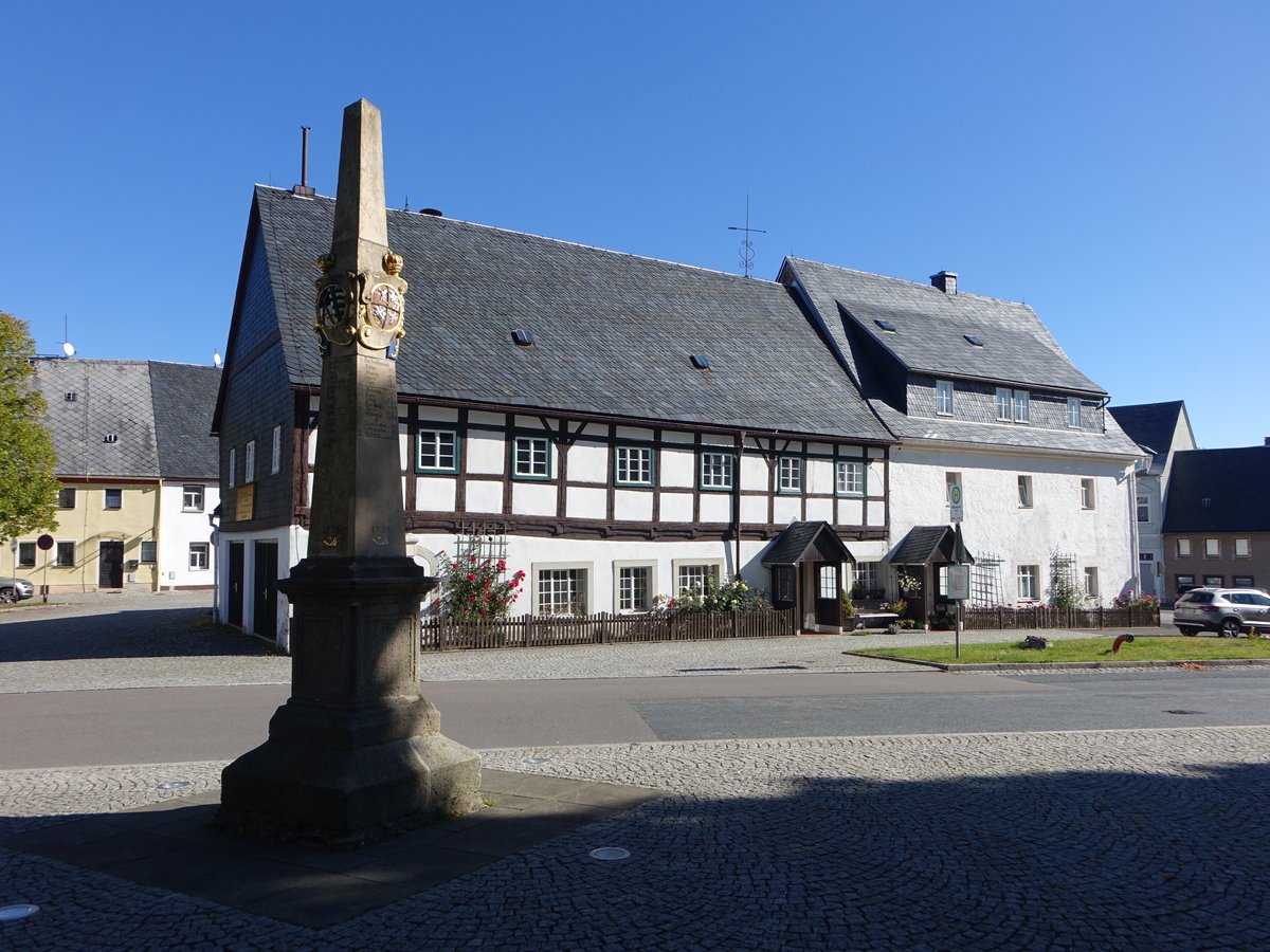 Brenstein, kurschsischen Distanzsule von 1734 und altes Rathaus am Markt (04.10.2020)