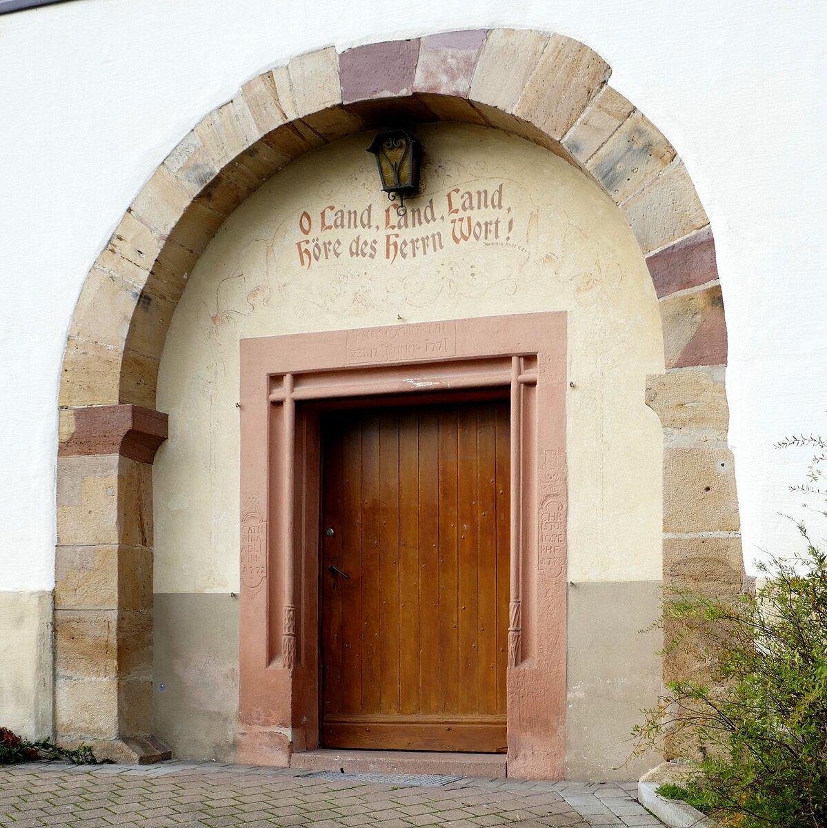 Bahlingen am Kaiserstuhl, das Eingangsportal zur ev. Bergkirche, Okt.2022