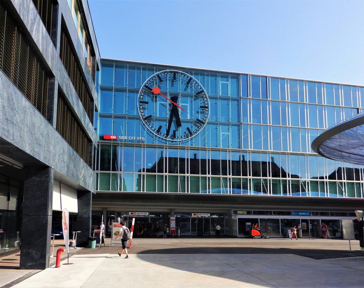 Bahnhof Aarau, Baujahr 2008 bis 2010. Nordfassade mit Haupteingang und die Uhr mit 9 Metern Durchmesser. (Die grsste Bahnhofsuhr Europas befindet sich seit 1985 in Frankreich, in Cergy gare Saint-Christophe, mit 10 Metern Durchmesser) - 02.08.2013