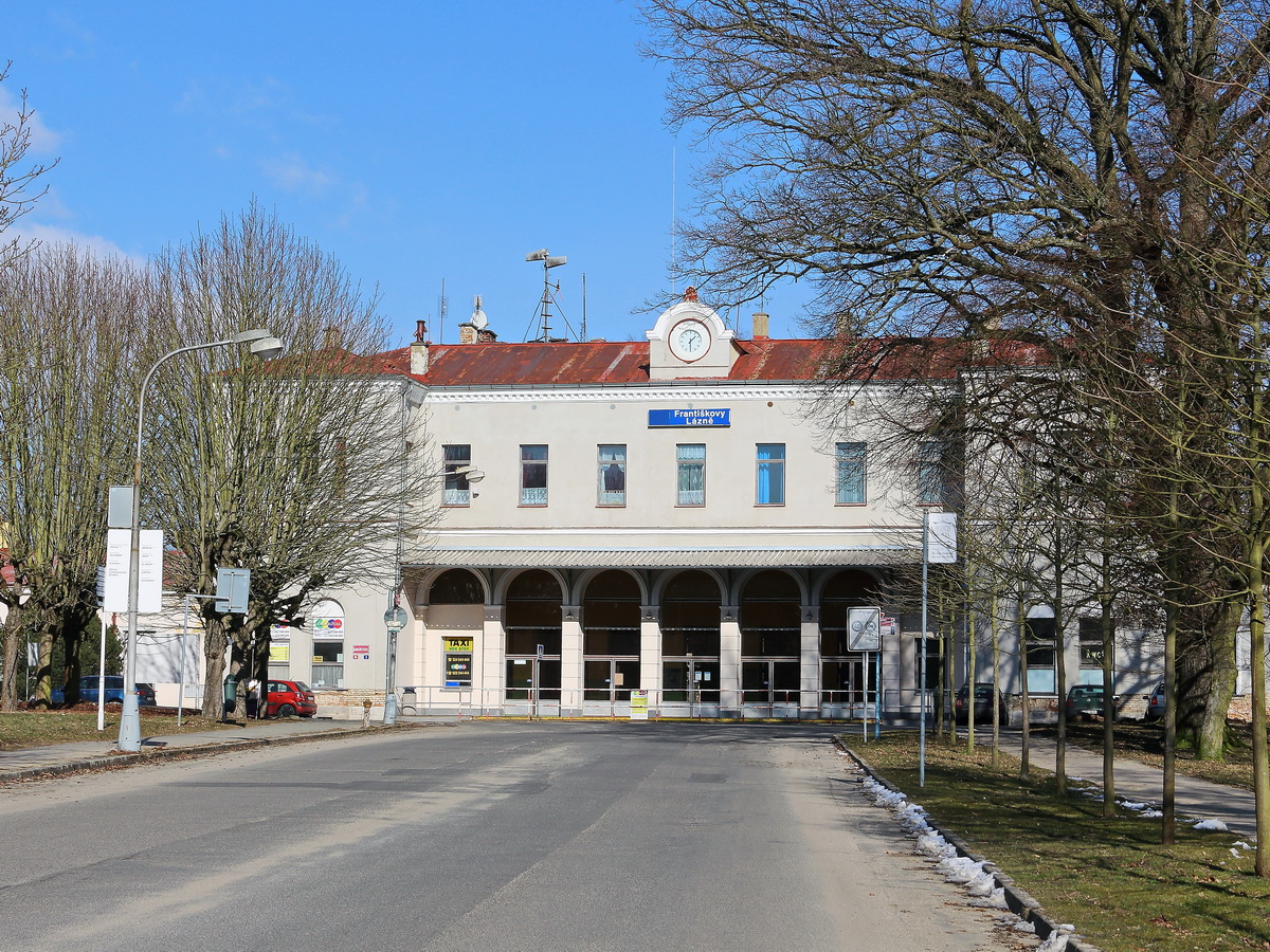 Bahnhof Franzensbad (Frantikovy Lzně) am 24. Februar 2018 gesehen von der Strae.