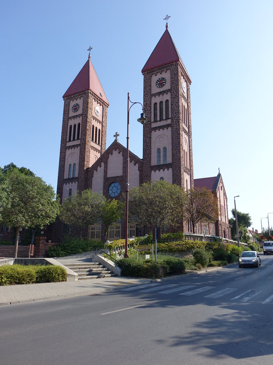 Balatonfred, kath. Christuskirche, erbaut aus rotem Sandstein (28.08.2018)