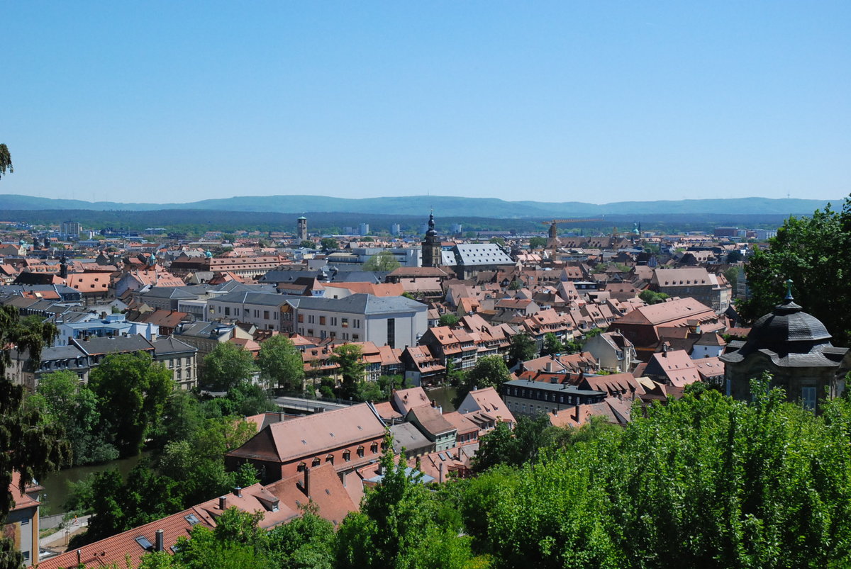 Bamberg, Blick auf die Stadt vom Michelsberg ber die Regnitz. Im Hintergrund in der Mitte die St. Martinskirche - 06.05.2018
