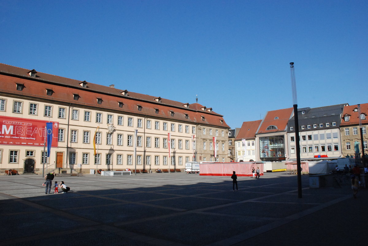 Bamberg, Blick aus Richtung Fleischstrae auf den abendlichen Maximiliansplatz nach Ende des Markttreibens - 05.05.2018