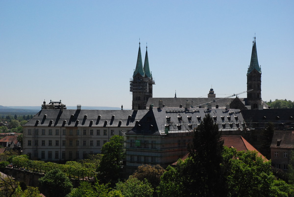 Bamberg, Blick von der Benediktinerabtei auf dem Michelsberg ber die Domschule auf den Kaiserdom St. Peter und St. Georg - 06.05.2018