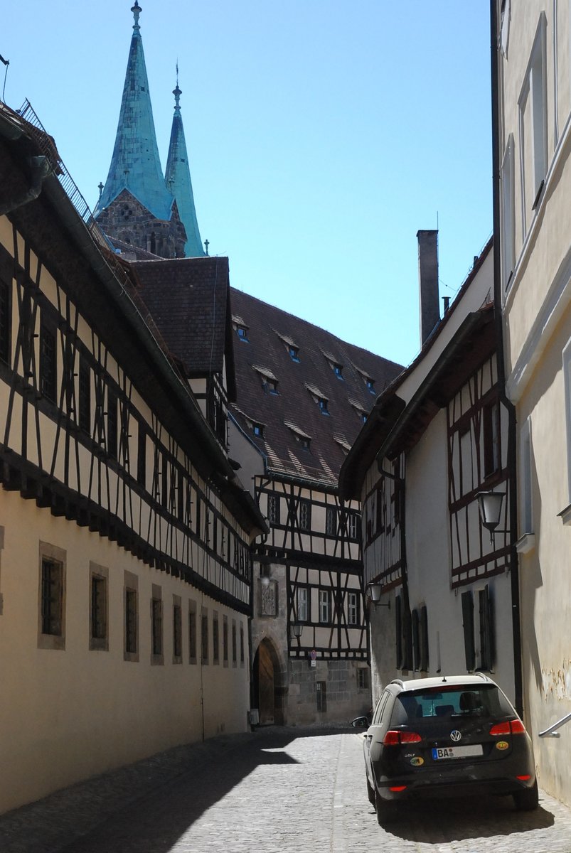 Bamberg, Blick in die Domstrae auf der Rckseite der Alten Hofhaltung. Im Hintergrund die Westtrme des Bamberger Doms - 06.05.2018