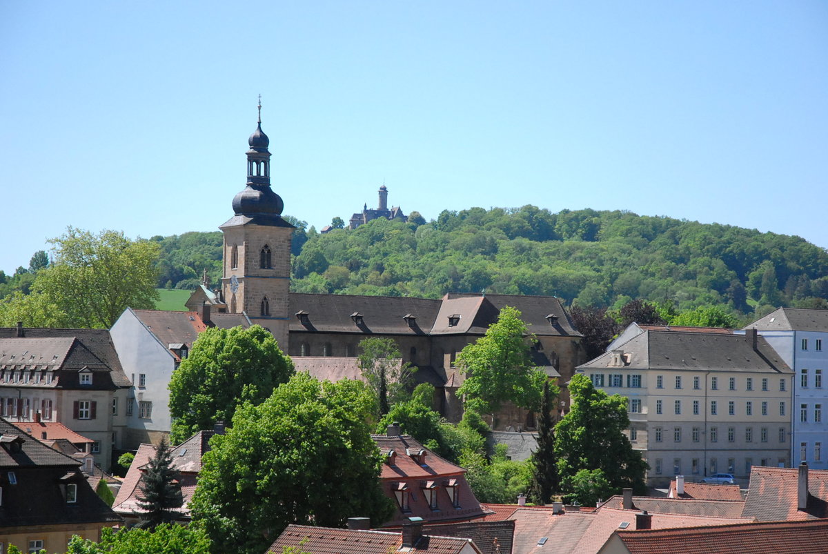 Bamberg, Blick vom Michelsberg auf die Katholische Kirche St. Jakob (erbaut 1073-1109), im Hintergrund die Altenburg - 06.05.2018