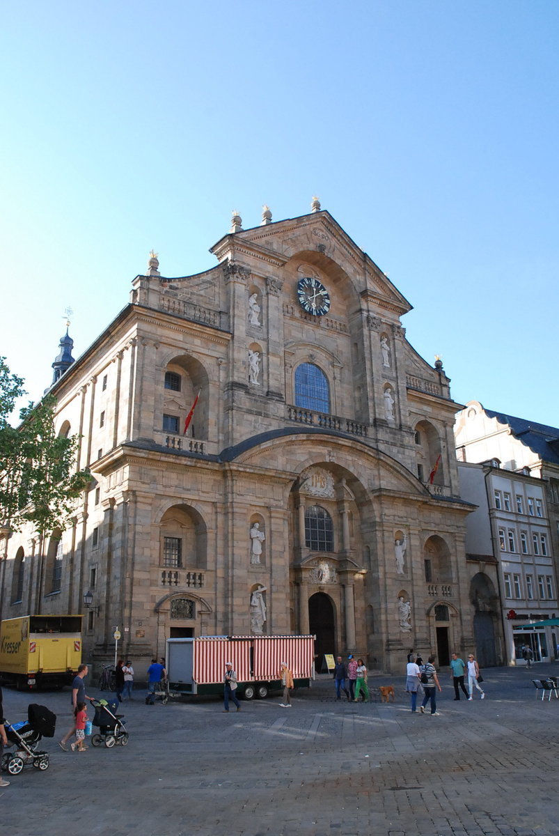 Bamberg, Ostfassade der Martinskirche (Baujahr 1686-96) am Grnen Markt - 05.05.2018