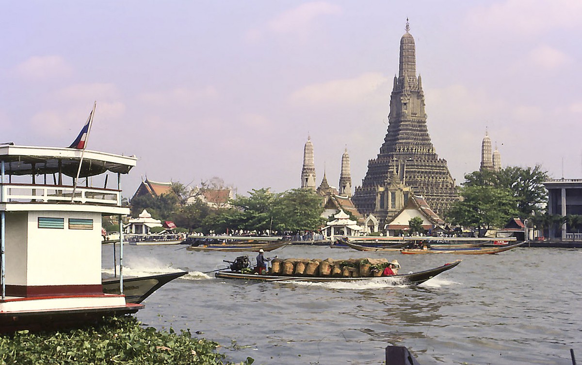 Bangkok - Wat Arun mit den Sala Tha Nam rechts auen. Aufnahme: Februar 1989 (Bild vom Dia).
