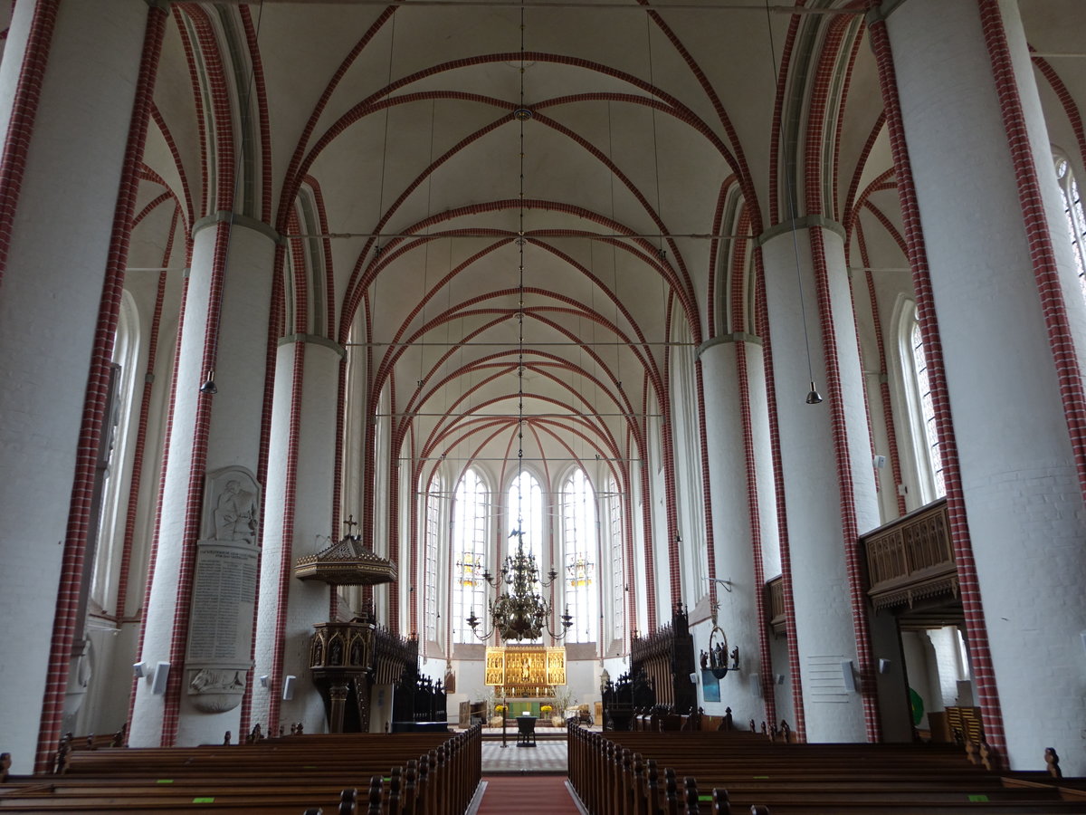 Bardowick, Innenraum des Doms St. Peter und Paul, Flgelaltar von 1430, Chorgesthl von 1487 (26.09.2020)
