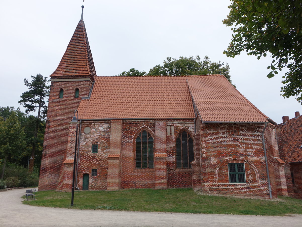 Bardowick, St. Nikolai Kirche im St. Nikolaihof, einschiffige backsteingotische Saalkirche, erbaut im 14. Jahrhundert (26.09.2020)